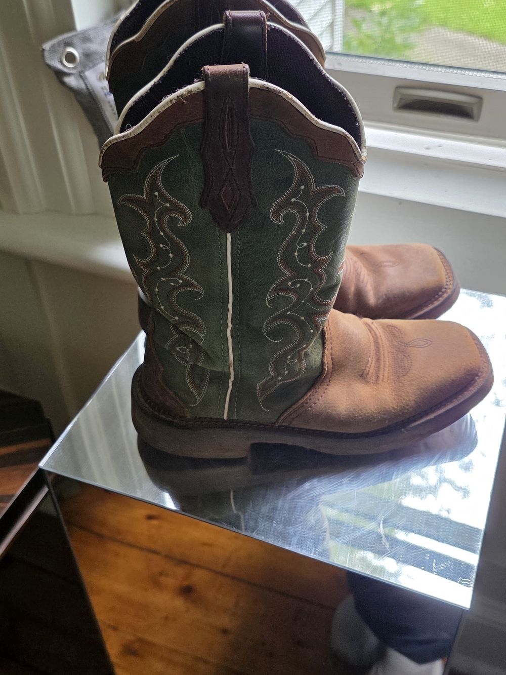 Justin Boots Brown Foot with Green Shaft Westerm Boots Crazy Comfortable Sz 7.5